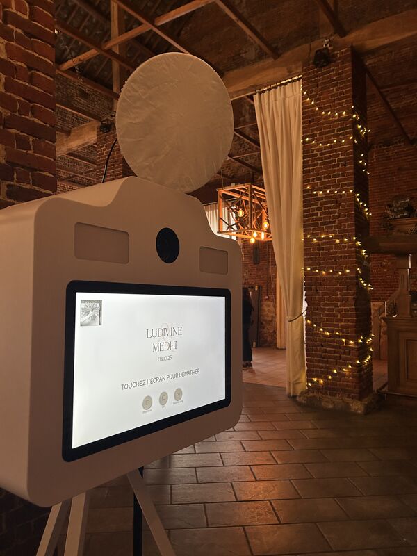 Borne photo installée dans une grange décorée pour un mariage en Wallonie