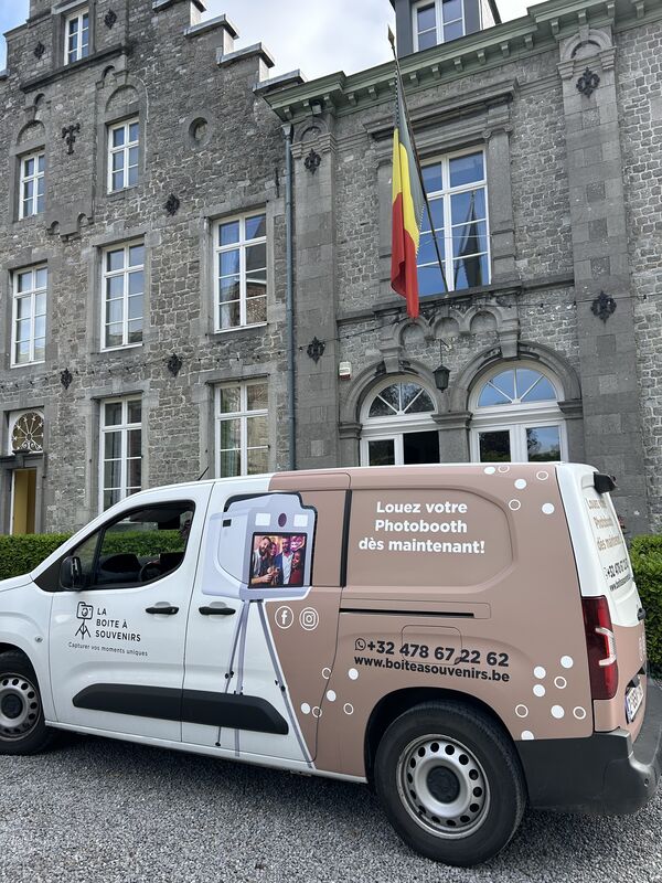 Camionnette La Boîte à Souvenirs lors d'une livraison à Namur